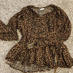 🐆 print blouse! Synched waist and sleeve adds cute character!